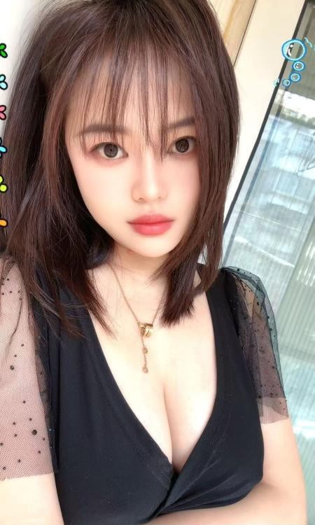 河西两骚妇双飞可舌吻