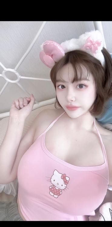 F奶短发大眼逸涵