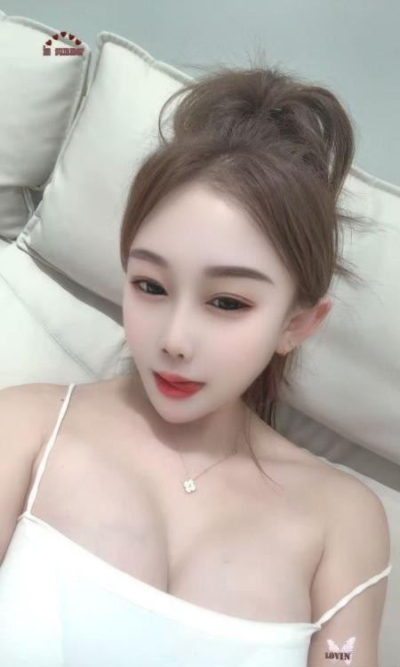 返食肤白貌美大胸妹