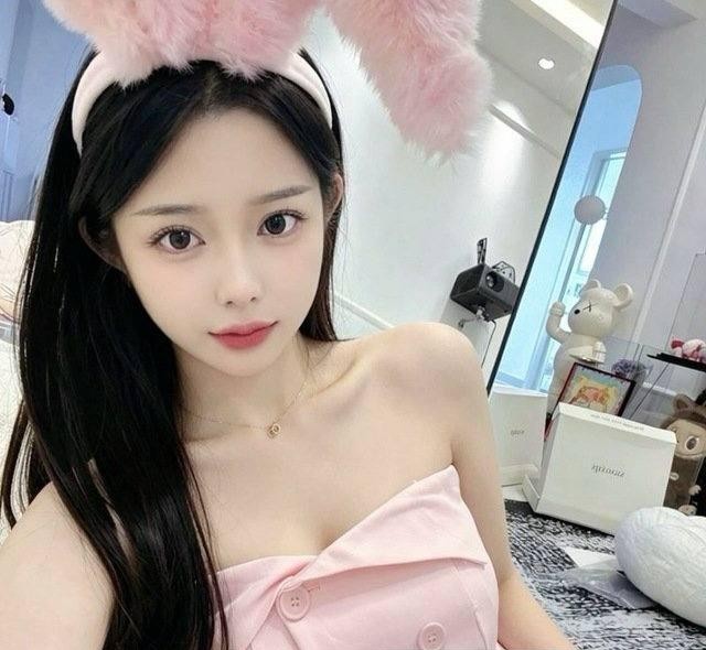 天然大胸颜值小妹