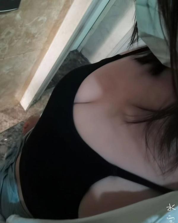 潮喷一字马少妇