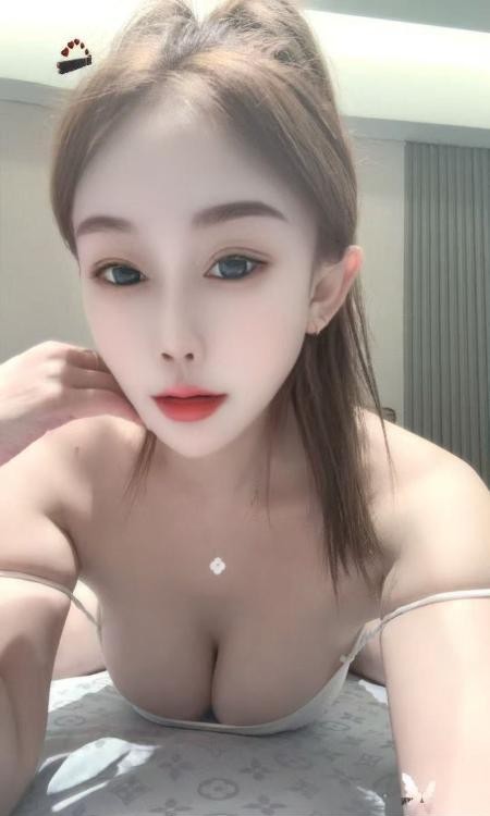 返食肤白貌美大胸妹