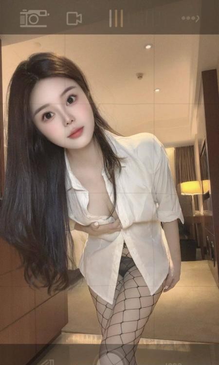 娇小玲珑肤白大胸妹子