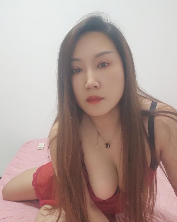 梅花园性感少妇
