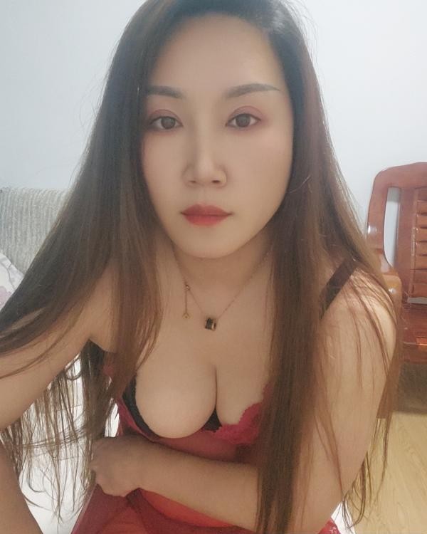 梅花园性感少妇