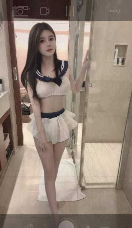 娇小玲珑肤白大胸妹子