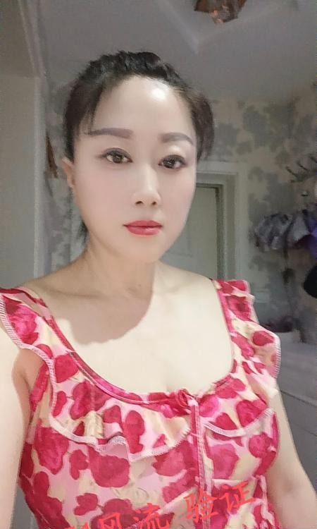 电视塔性感巨乳少妇