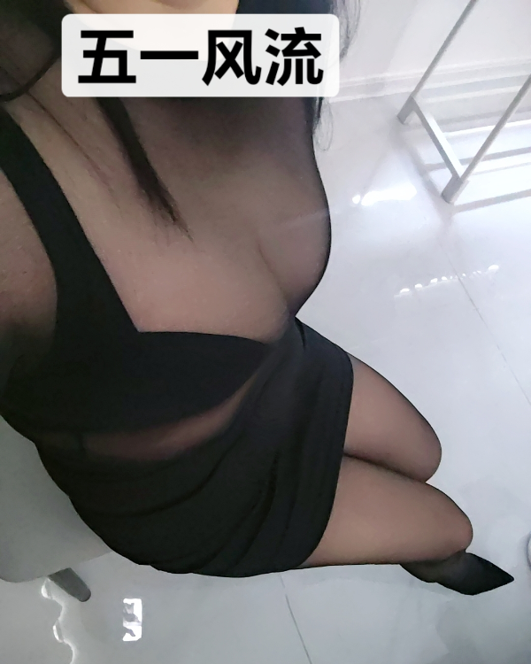E奶肥臀骚妹