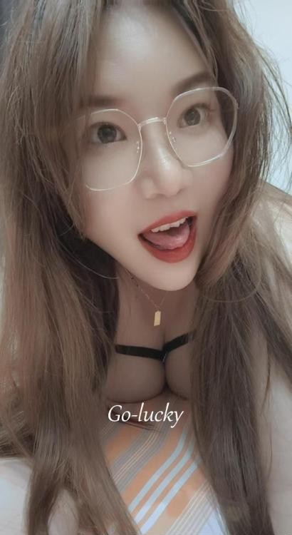 眼镜大波女