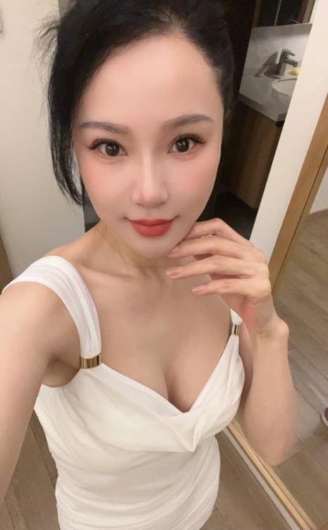 气质肤白貌美桃子