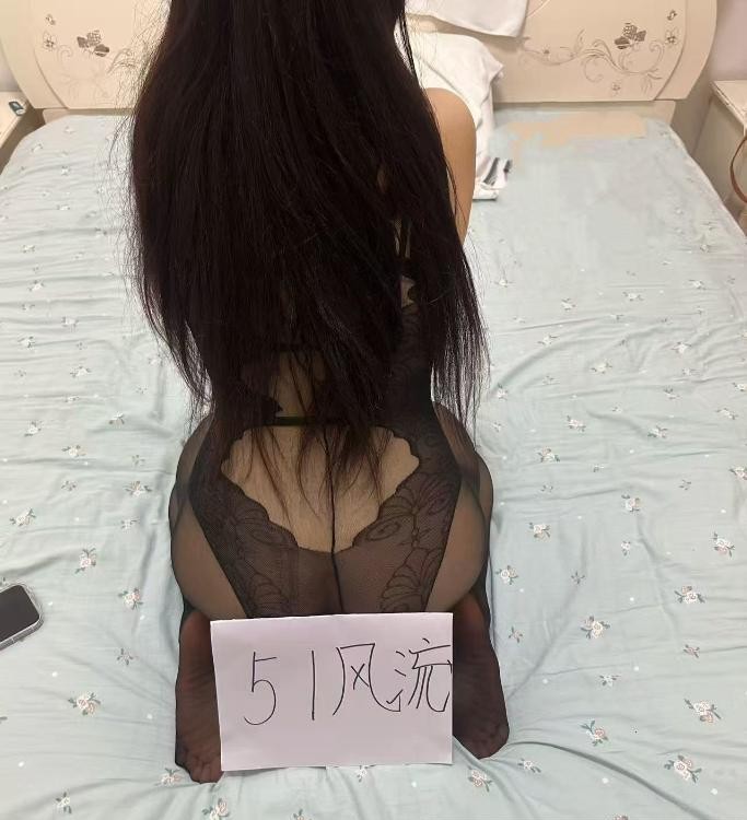 湖塘萝莉嫩妹