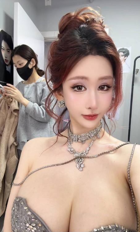 S型身材高挑巨乳老师