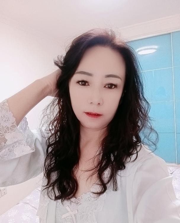 苗条骚熟女