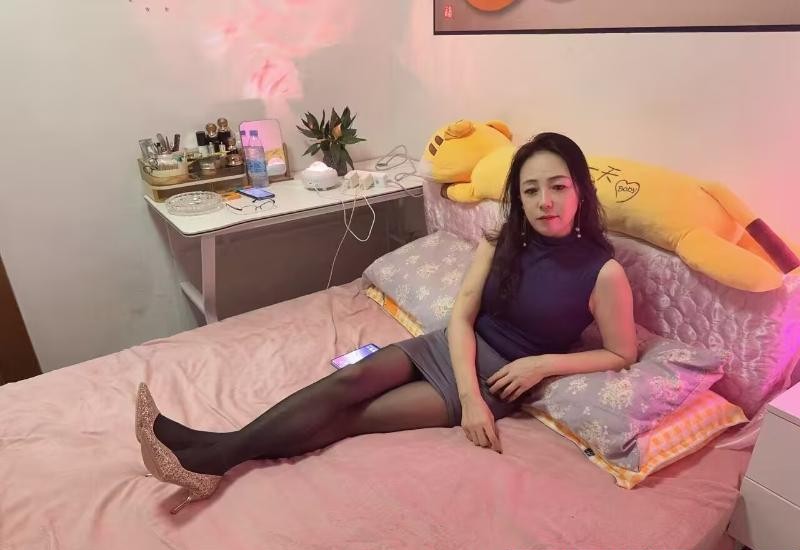 苗条骚熟女