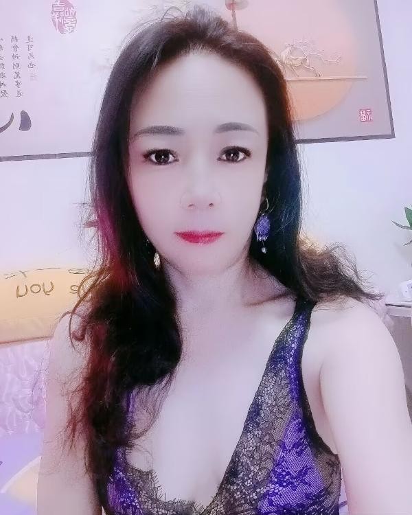 苗条骚熟女