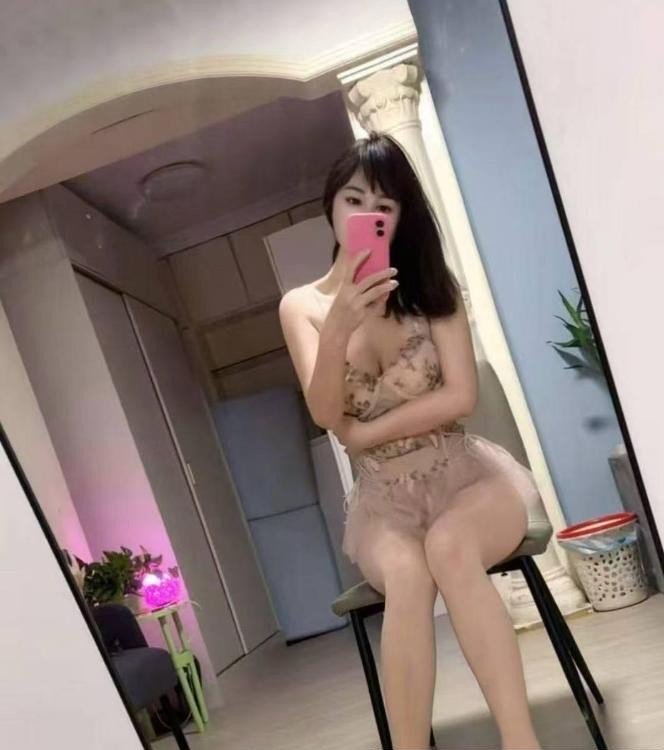 前凸后翘颜值小妹