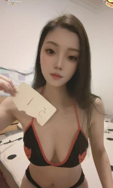 御姐风细腻肌肤美眉