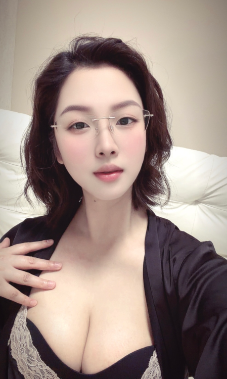 上城反差短发御姐