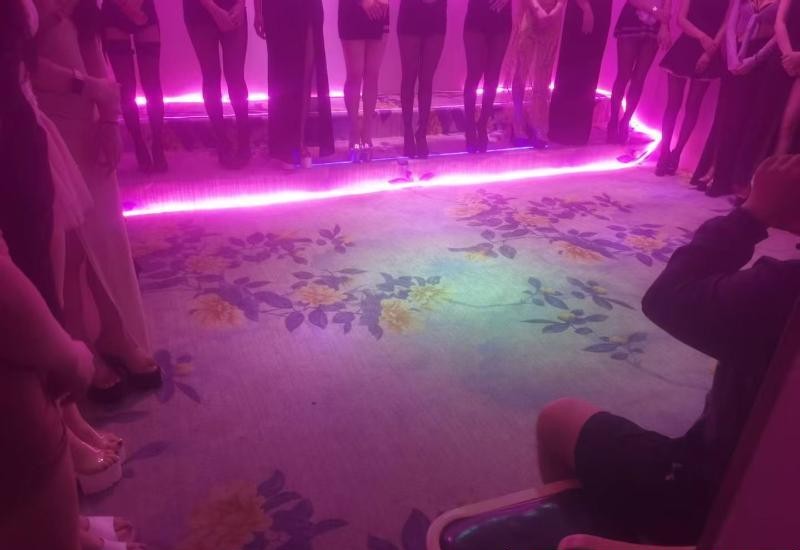 上海出击零零后大奶妹