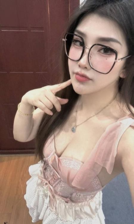 大胸风骚眼镜御姐