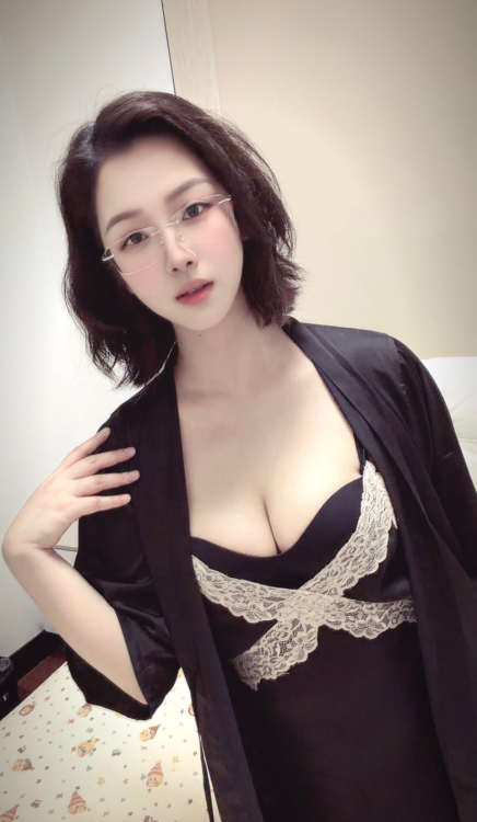 上城反差短发御姐