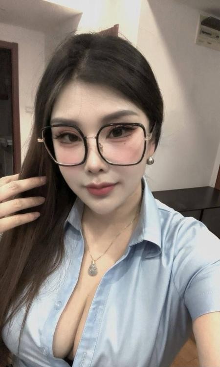 大胸风骚眼镜御姐