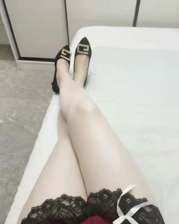 肤白大胸小姐姐