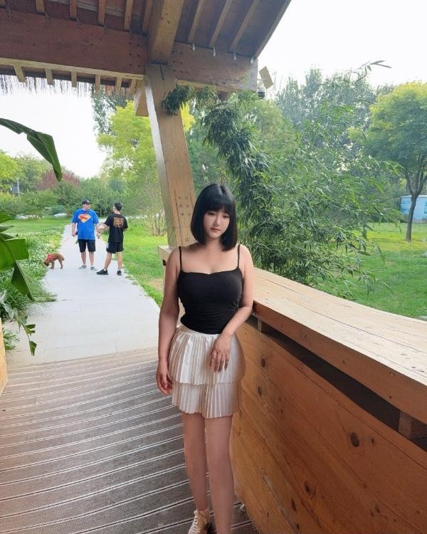 甜美短发大胸小姐姐