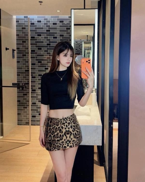 皮肤白嫩邻家女友老师