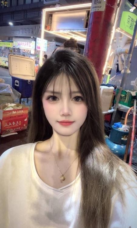 皮肤白嫩邻家女友老师