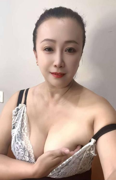 东站风骚翘臀雯雯