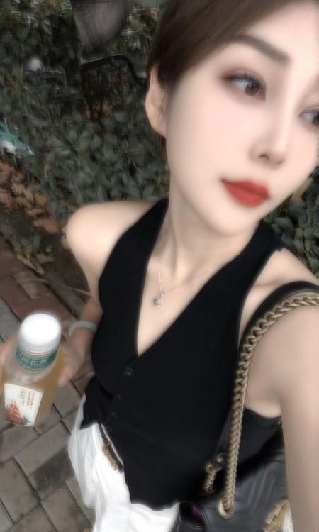 年轻苗条少妇