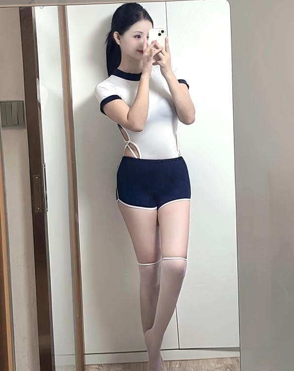 高挑性感翘臀美女