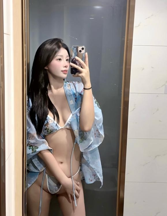 高挑性感翘臀美女