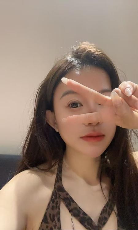 舌吻女王妞妞