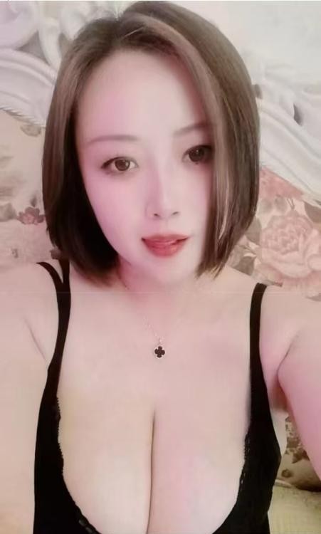 巨乳骚妇