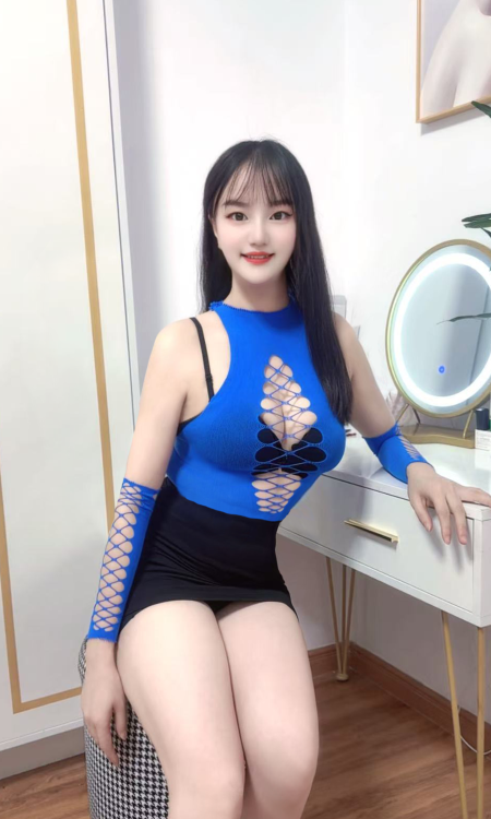大馒头风骚小姐姐