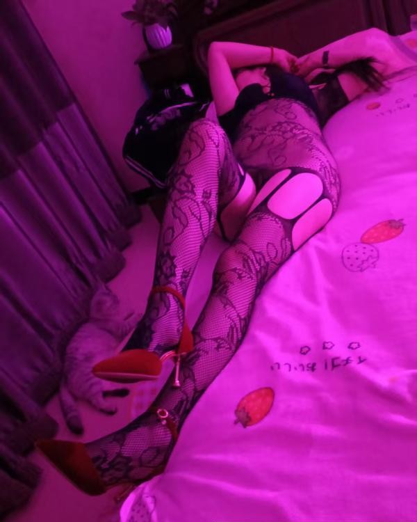 诱人身材骚妇