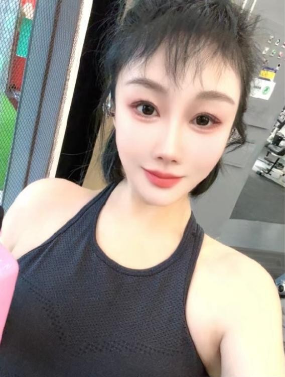 蜜桃臀兼职小姐姐