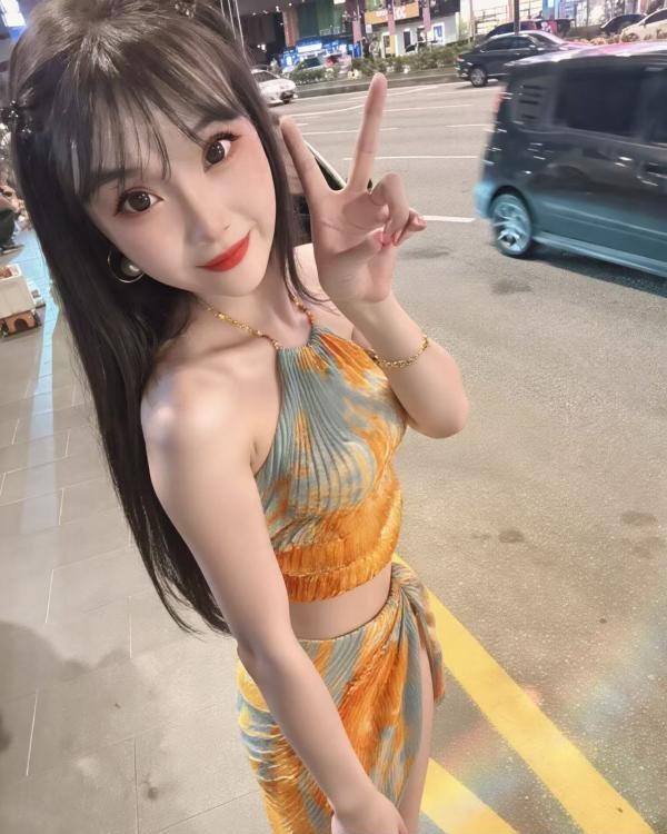 170丰满女模能舌吻