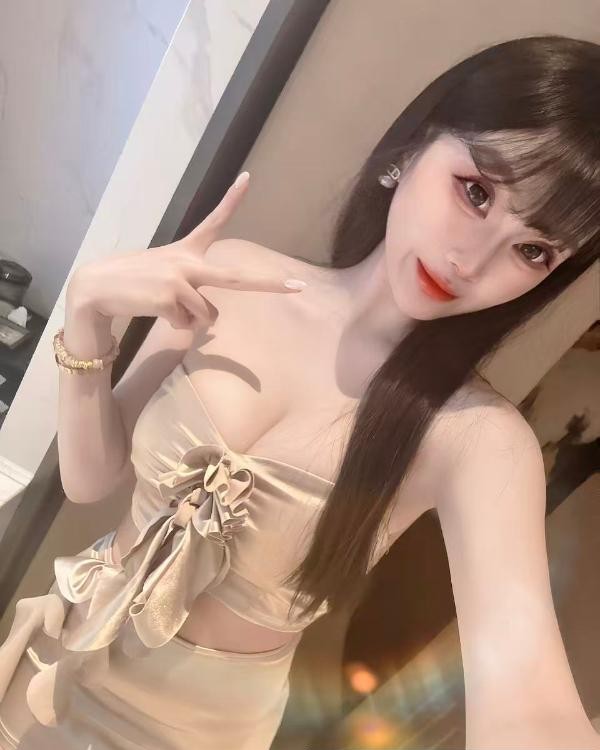 170丰满女模能舌吻
