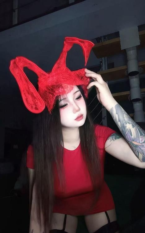 纹身小太妹
