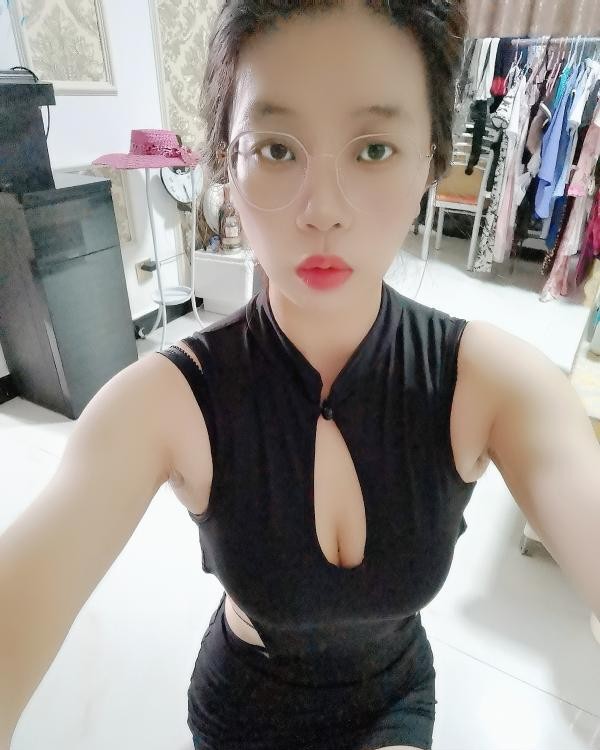 风骚眼镜鱼姐