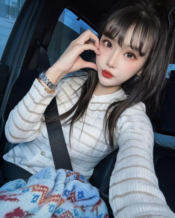 170丰满女模能舌吻