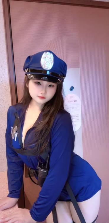 上城肉臀诱惑果果