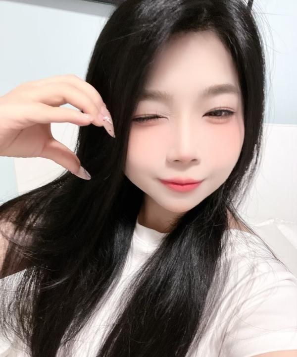 大胸黑丝小姐姐