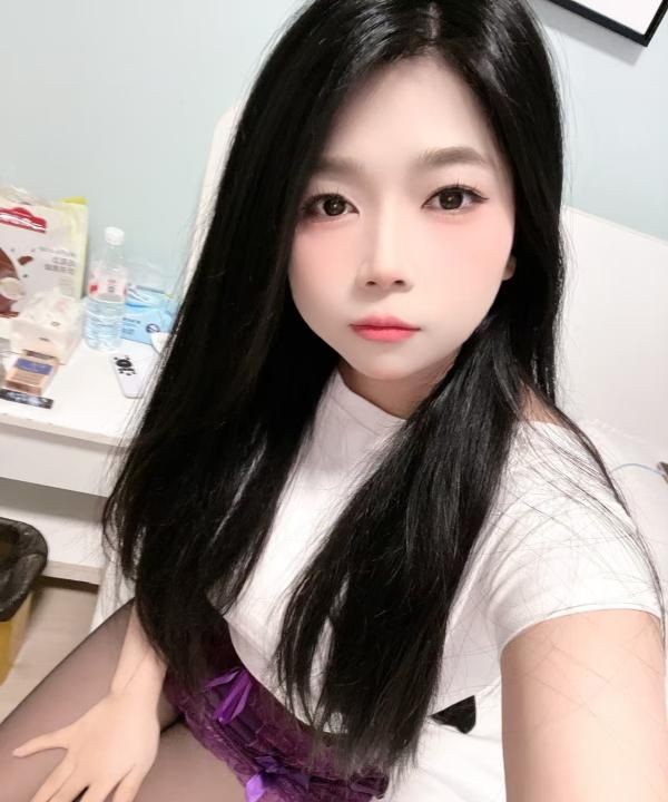 大胸黑丝小姐姐