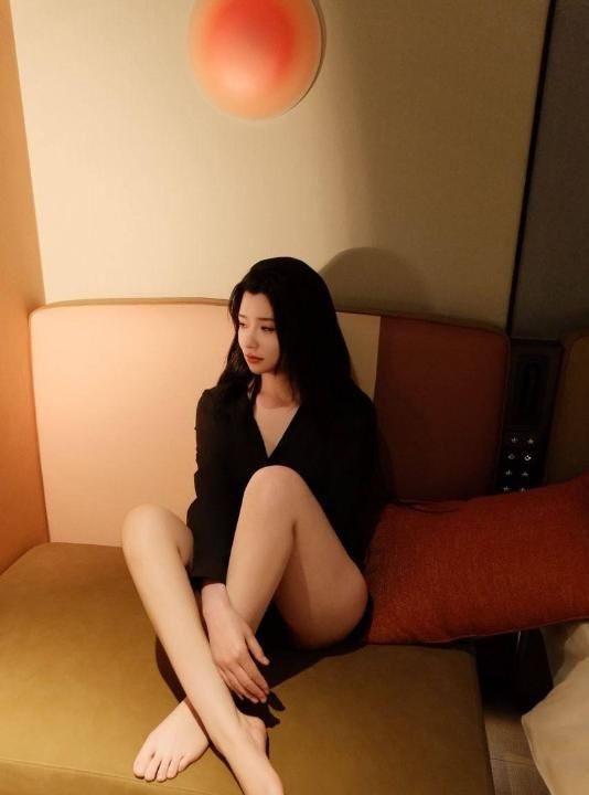 知性风情老师身材好