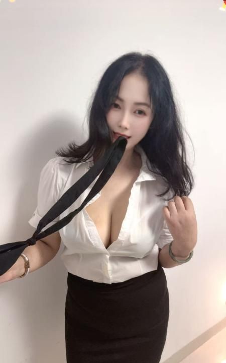 肤白长腿大胸少妇