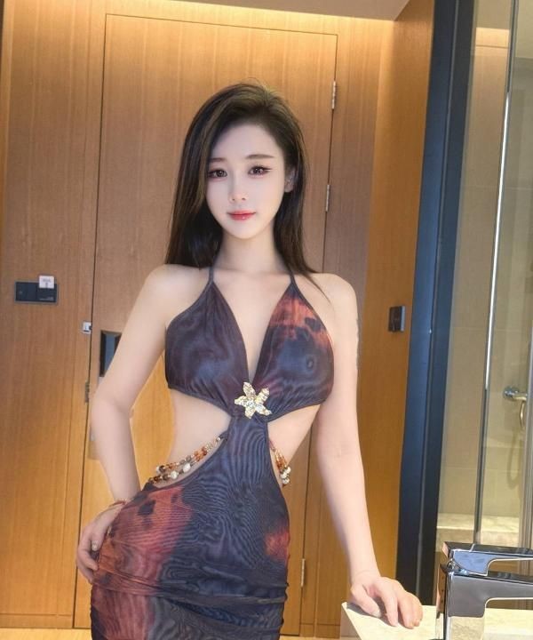 前凸后翘大长腿萱萱